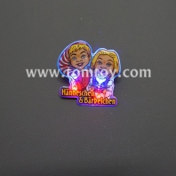 flashing cartoon couple badges tm02331